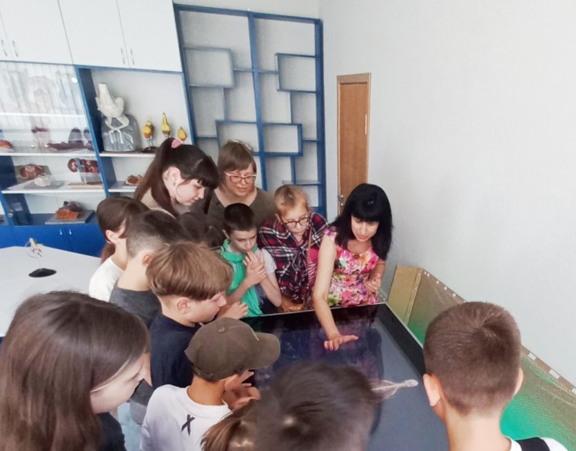 Доц. Ірина Чень демонструє роботу анатомічного стола
